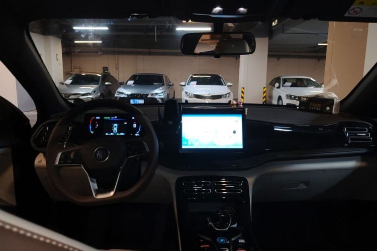 Used BYD Qin PLUS 2024 HONOR Edition DM-i 55KM Leading Model Center Console