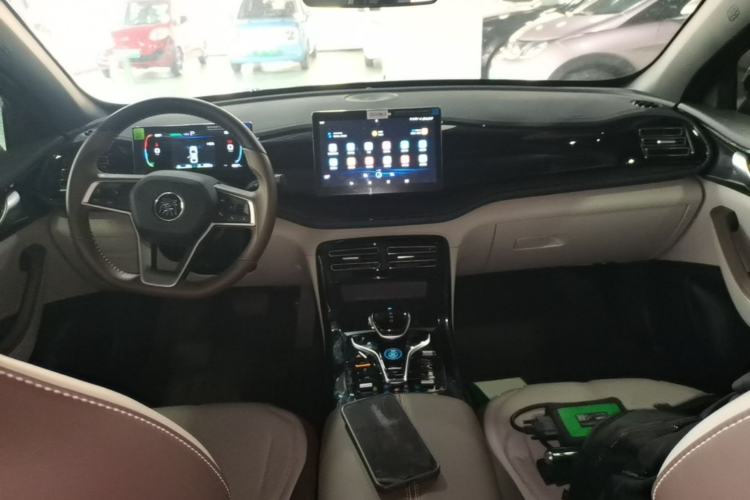 Used BYD Qin PLUS 2024 HONOR Edition DM-i 55KM Leading Model Center Console