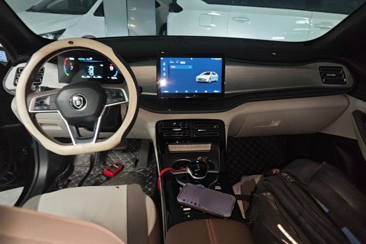 Used BYD Qin PLUS 2024 HONOR Edition DM-i 55KM Leading Model Center Console