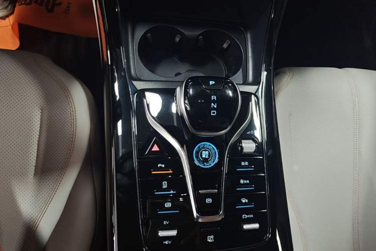 Used BYD Qin PLUS 2024 HONOR Edition DM-i 55KM Leading Model Gear Lever