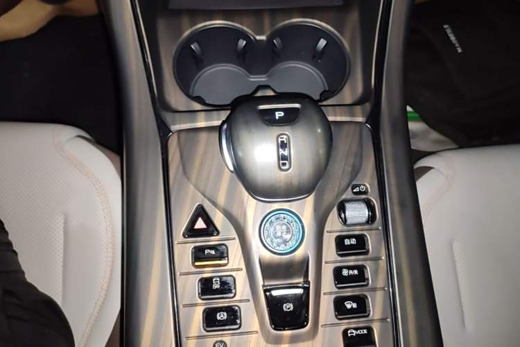 Used BYD Qin PLUS 2024 HONOR Edition DM-i 55KM Leading Model Gear Lever