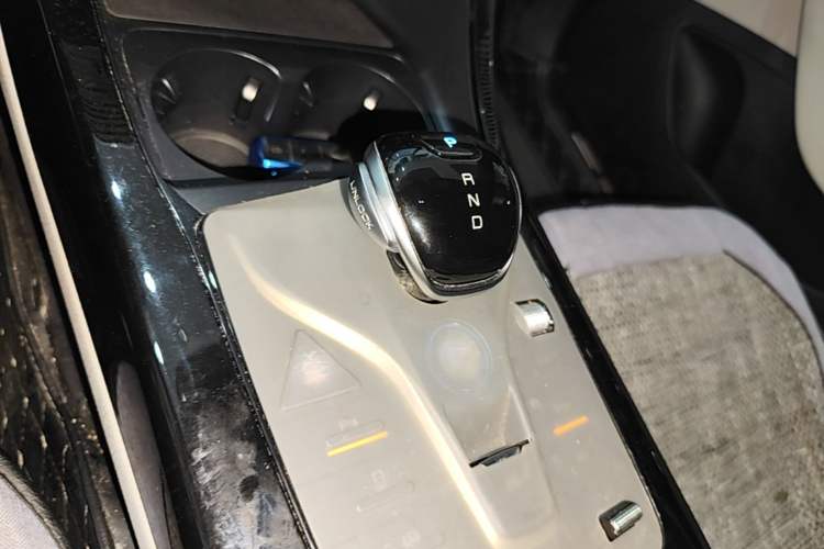 Used BYD Qin PLUS 2024 HONOR Edition DM-i 55KM Leading Model Gear Lever