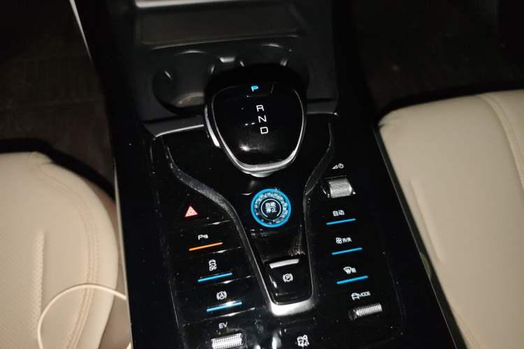 Used BYD Qin PLUS 2024 HONOR Edition DM-i 55KM Leading Model Gear Lever