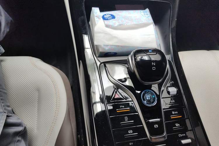 Used BYD Qin PLUS 2024 HONOR Edition DM-i 55KM Leading Model Gear Lever