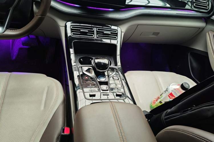 Used BYD Qin PLUS 2024 HONOR Edition DM-i 55KM Leading Model Gear Lever