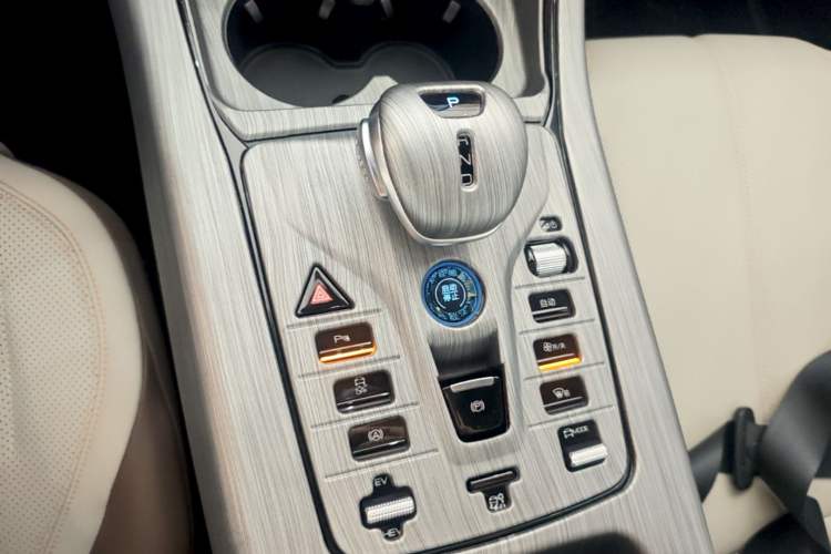 Used BYD Qin PLUS 2024 HONOR Edition DM-i 55KM Leading Model Gear Lever