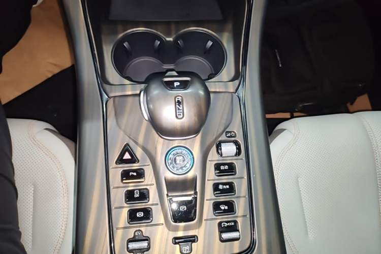 Used BYD Qin PLUS 2024 HONOR Edition DM-i 55KM Leading Model Gear Lever