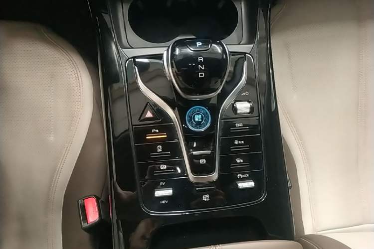 Used BYD Qin PLUS 2024 HONOR Edition DM-i 55KM Leading Model Gear Lever