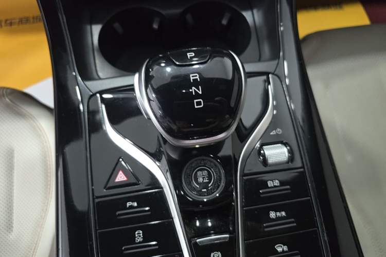 Used BYD Qin PLUS 2024 HONOR Edition DM-i 55KM Leading Model Gear Lever