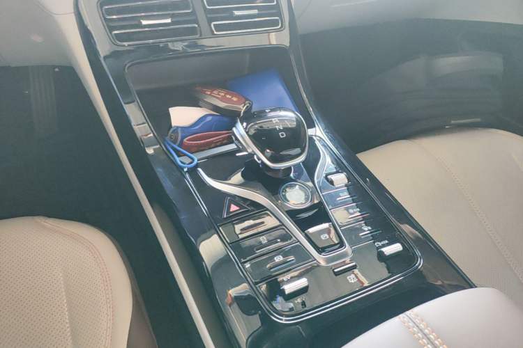 Used BYD Qin PLUS 2024 HONOR Edition DM-i 55KM Leading Model Gear Lever