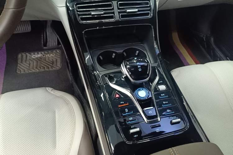 Used BYD Qin PLUS 2024 HONOR Edition DM-i 55KM Leading Model Gear Lever