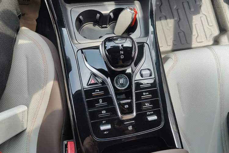 Used BYD Qin PLUS 2024 HONOR Edition DM-i 55KM Leading Model Gear Lever
