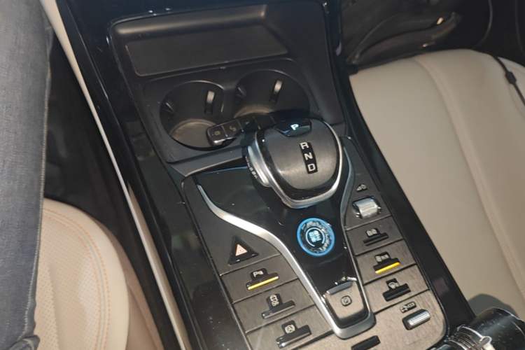 Used BYD Qin PLUS 2024 HONOR Edition DM-i 55KM Leading Model Gear Lever