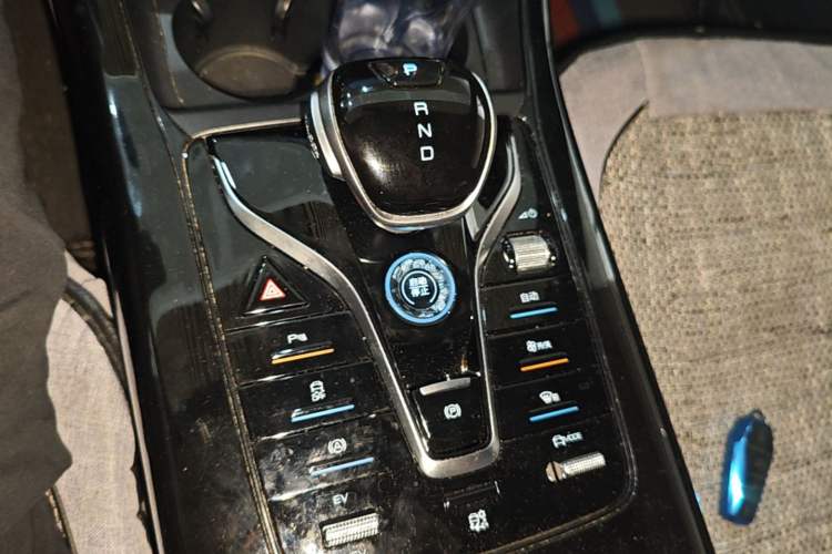 Used BYD Qin PLUS 2024 HONOR Edition DM-i 55KM Leading Model Gear Lever