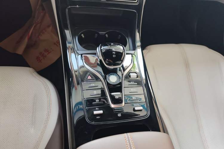 Used BYD Qin PLUS 2024 HONOR Edition DM-i 55KM Leading Model Gear Lever