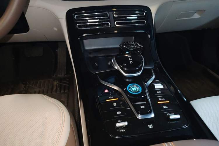Used BYD Qin PLUS 2024 HONOR Edition DM-i 55KM Leading Model Gear Lever