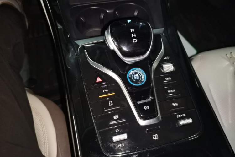 Used BYD Qin PLUS 2024 HONOR Edition DM-i 55KM Leading Model Gear Lever