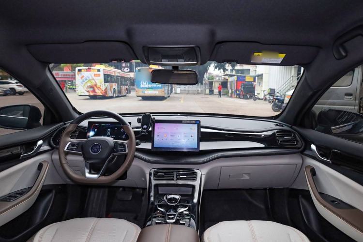 Used BYD Qin PLUS 2024 HONOR Edition DM-i 55KM Leading Model Interior 1
