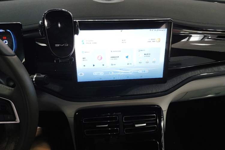 Used BYD Qin PLUS 2024 HONOR Edition DM-i 55KM Leading Model Audio And AC Panel