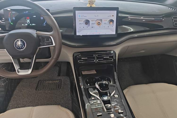 Used BYD Qin PLUS 2024 HONOR Edition DM-i 55KM Leading Model Audio And AC Panel