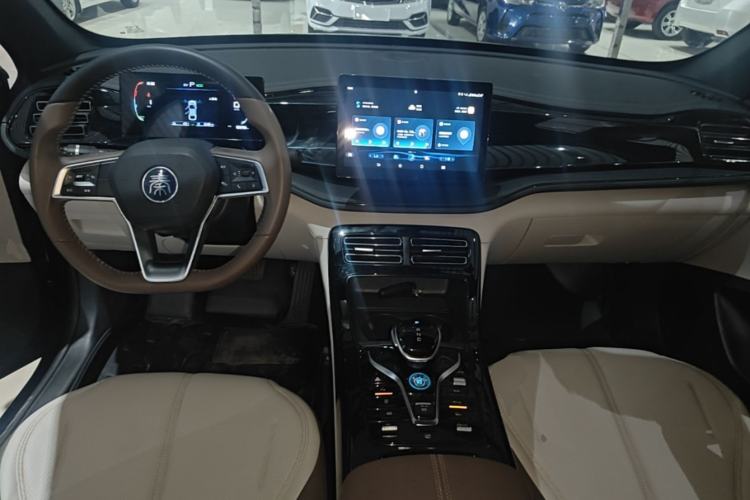 Used BYD Qin PLUS 2024 HONOR Edition DM-i 55KM Leading Model Center Console