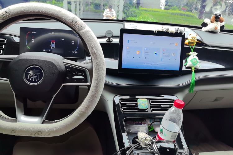 Used BYD Qin PLUS 2024 HONOR Edition DM-i 55KM Leading Model Center Console