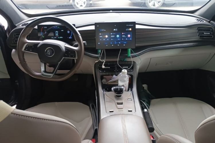 Used BYD Qin PLUS 2024 HONOR Edition DM-i 55KM Leading Model Center Console