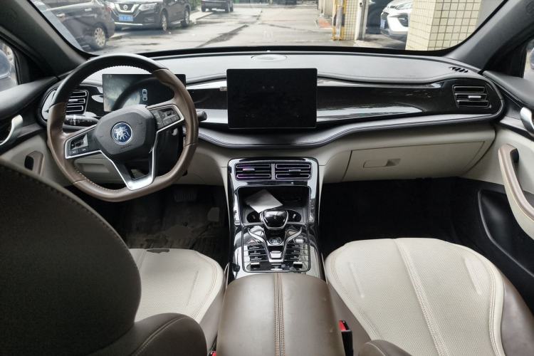 Used BYD Qin PLUS 2024 HONOR Edition DM-i 55KM Leading Model Center Console