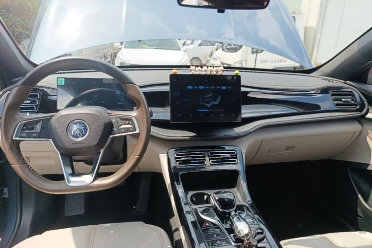 Used BYD Qin PLUS 2024 HONOR Edition DM-i 55KM Leading Model Center Console
