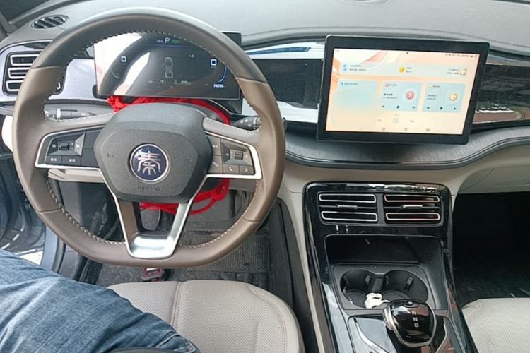 Used BYD Qin PLUS 2024 HONOR Edition DM-i 55KM Leading Model Center Console