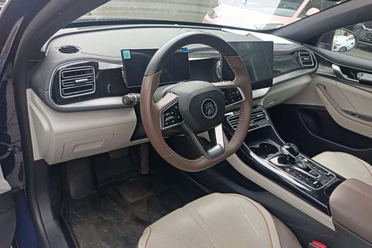 Used BYD Qin PLUS 2024 HONOR Edition DM-i 120KM Beyond Model Center Console
