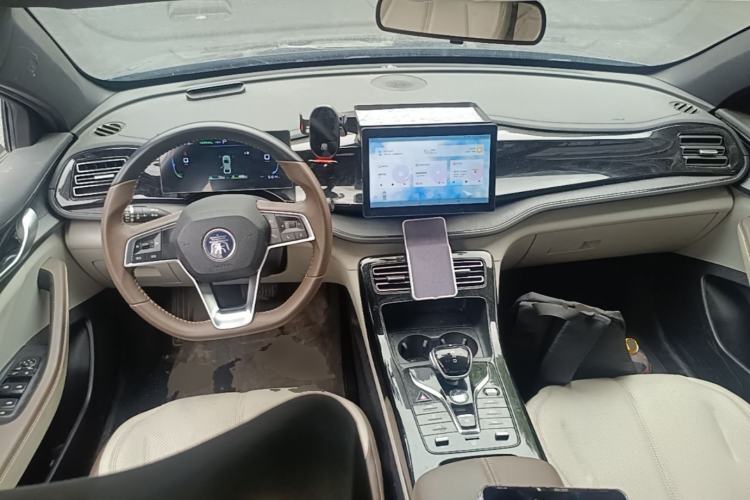 Used BYD Qin PLUS 2024 HONOR Edition DM-i 55KM Leading Model Center Console