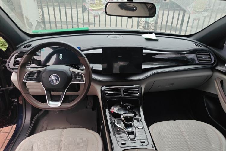 Used BYD Qin PLUS 2024 HONOR Edition DM-i 55KM Leading Model Center Console