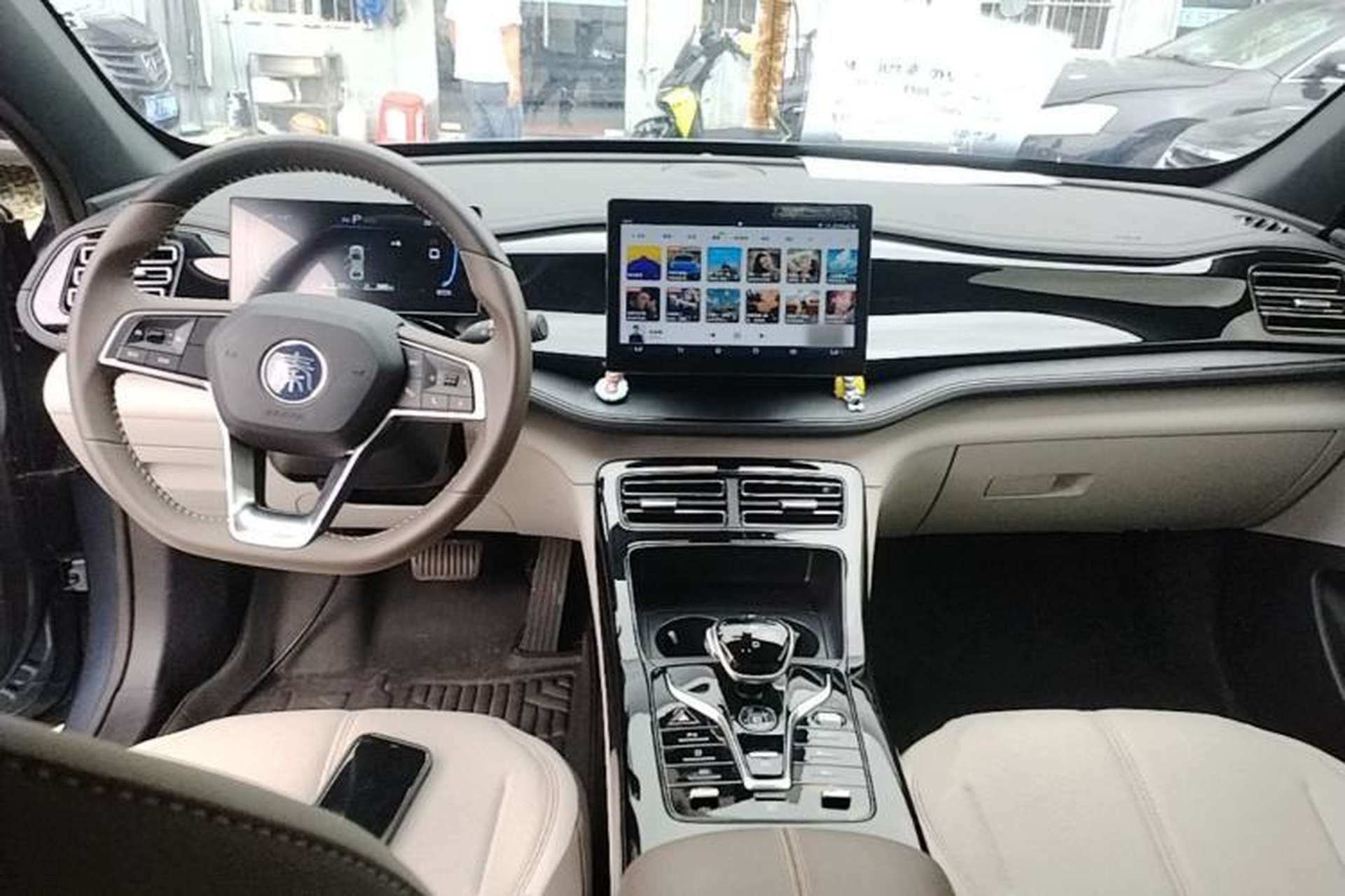 Used BYD Qin PLUS 2024 HONOR Edition DM-i 55KM Leading Model Center Console