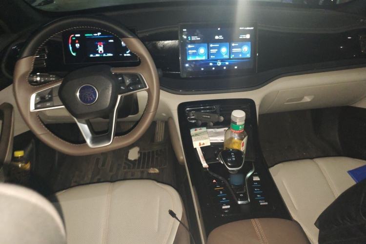Used BYD Qin PLUS 2024 HONOR Edition DM-i 55KM Leading Model Center Console