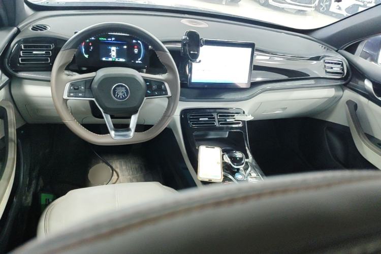 Used BYD Qin PLUS 2024 HONOR Edition DM-i 55KM Leading Model Center Console