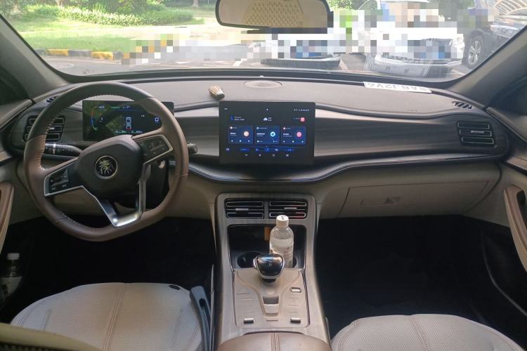 Used BYD Qin PLUS 2024 HONOR Edition DM-i 55KM Leading Model Center Console