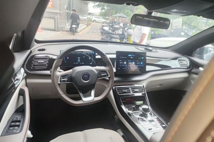 Used BYD Qin PLUS 2024 HONOR Edition DM-i 55KM Leading Model Center Console
