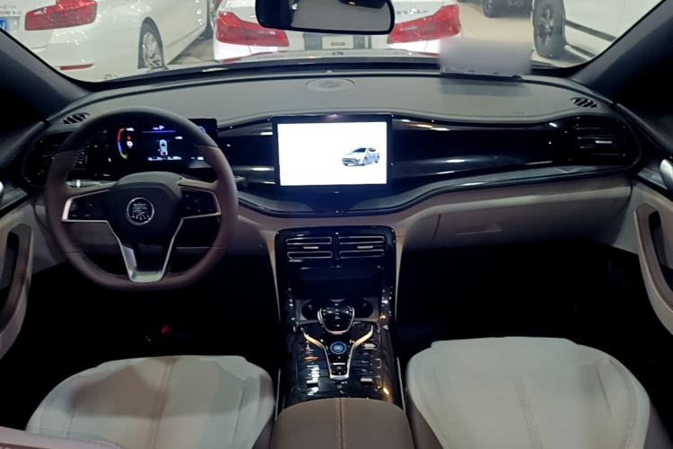 Used BYD Qin PLUS 2024 HONOR Edition DM-i 55KM Leading Model Center Console