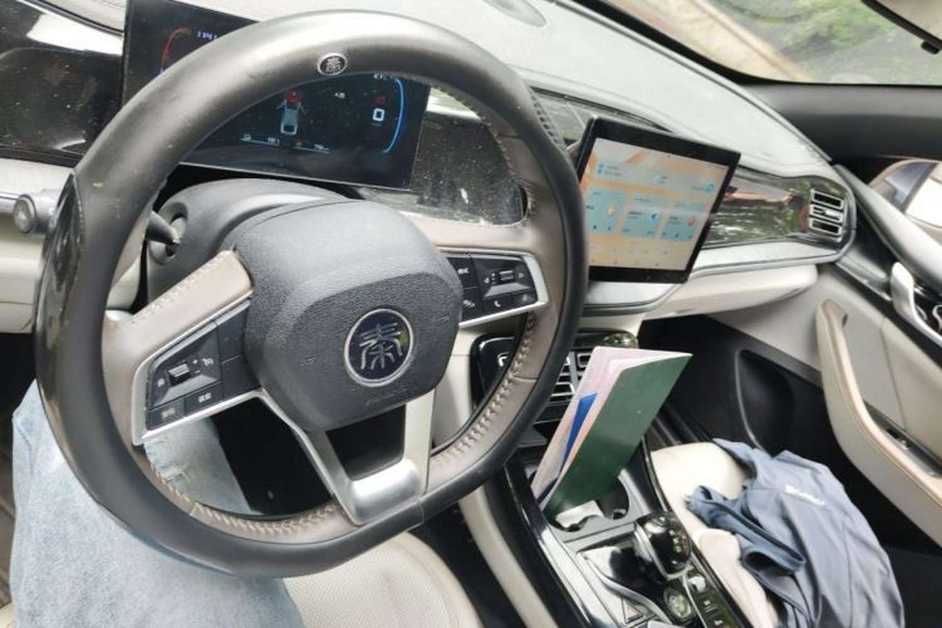 Used BYD Qin PLUS 2024 HONOR Edition DM-i 55KM Leading Model Center Console