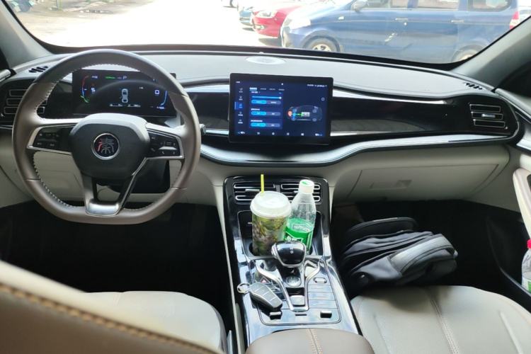 Used BYD Qin PLUS 2024 HONOR Edition DM-i 55KM Leading Model Center Console