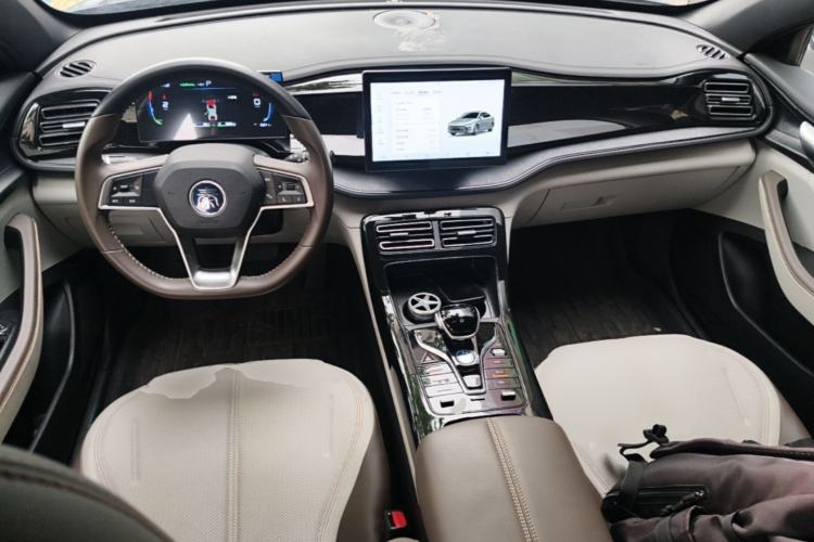 Used BYD Qin PLUS 2024 HONOR Edition DM-i 55KM Leading Model Center Console