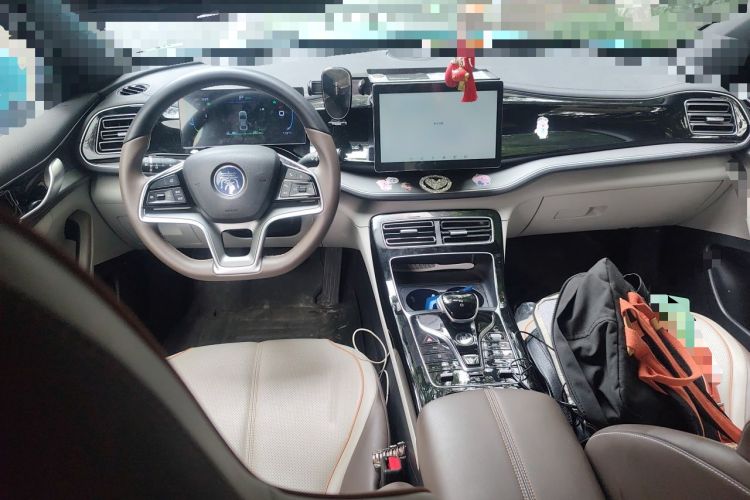 Used BYD Qin PLUS 2024 Honor Edition EV 510KM Leading Model Center Console