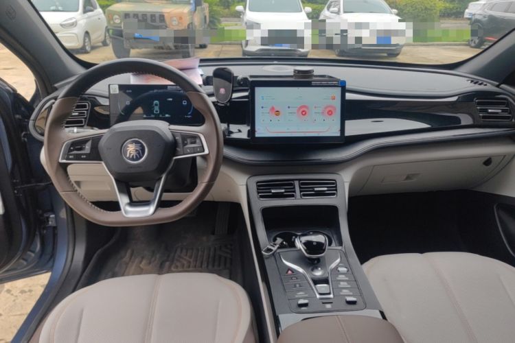 Used BYD Qin PLUS 2024 HONOR Edition DM-i 55KM Leading Model Center Console