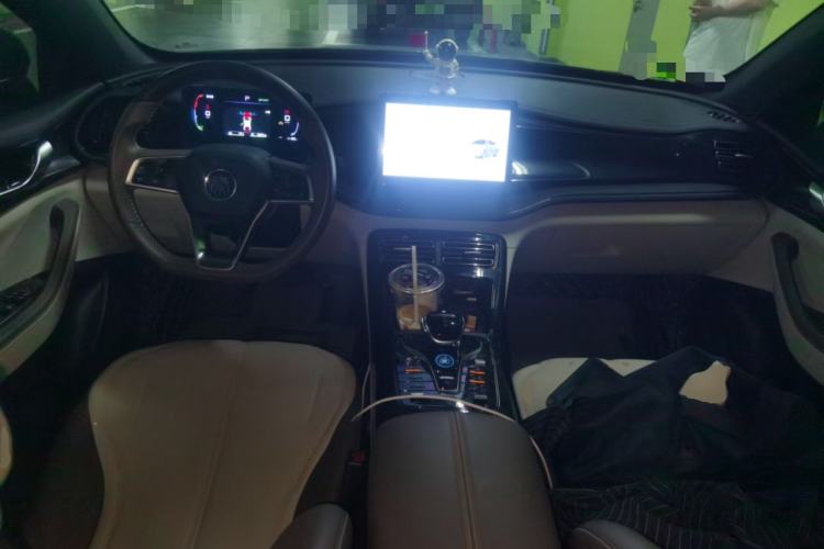 Used BYD Qin PLUS 2024 HONOR Edition DM-i 55KM Leading Model Center Console