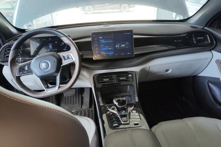 Used BYD Qin PLUS 2024 HONOR Edition DM-i 55KM Leading Model Center Console