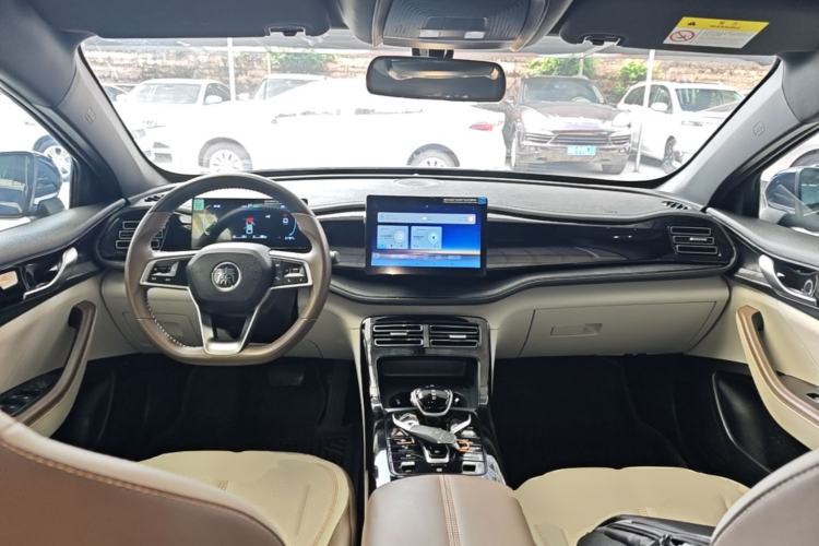 Used BYD Qin PLUS 2024 HONOR Edition DM-i 55KM Leading Model Center Console