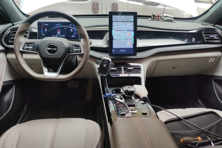 Used BYD Qin PLUS 2024 HONOR Edition DM-i 55KM Leading Model Center Console