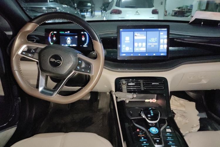 Used BYD Qin PLUS 2024 HONOR Edition DM-i 55KM Leading Model Center Console