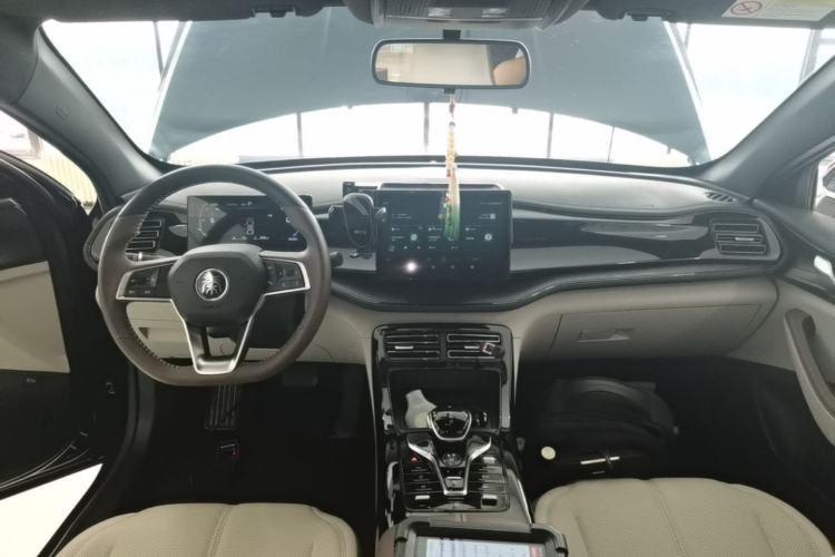 Used BYD Qin PLUS 2024 HONOR Edition DM-i 55KM Leading Model Center Console